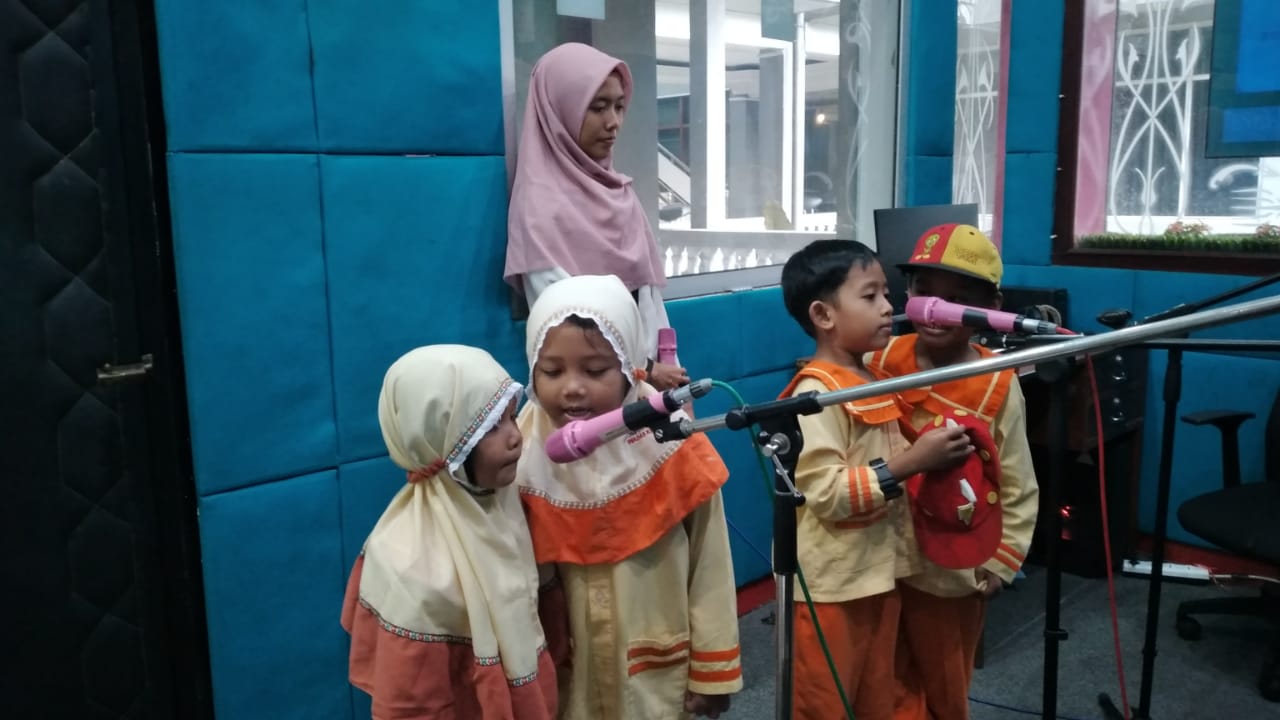 Anak-anak Belajar dan Bermain di RRI Purwokerto