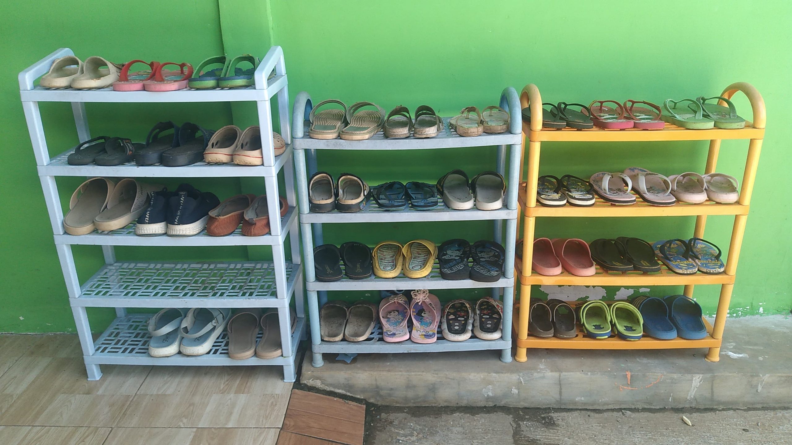 Kedisiplinan dalam Menaruh Sandal